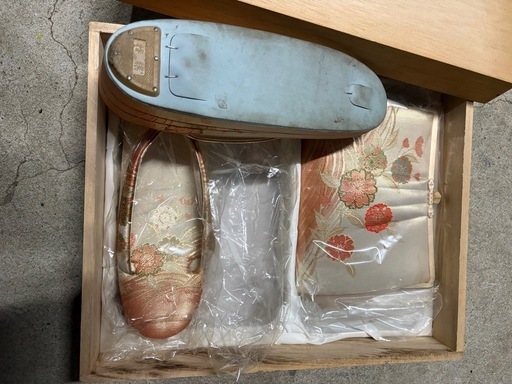 美品　和装用　成人式　結婚式　着物　浴衣　下駄・バッグセット　まとめ売バラ売可能 バッグ 成人式 パールハンドル 山茶花刺繍バッグ 日本製 礼装 振袖 