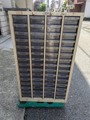 卸のまんま【京橋】VanLack製パーツキャビネット　中古    錆や汚れテープ跡が見られるものの、透明な引き出しで中身が確認しやすい