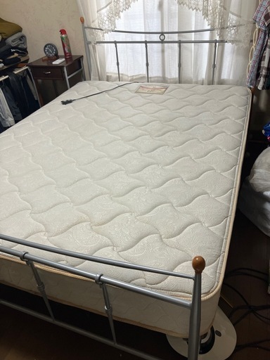 ダブルベット、マットレス、羽毛布団セット