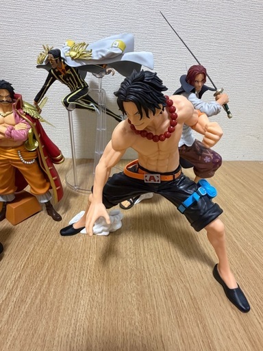 ベジータとワンピースキャラクターフィギュア