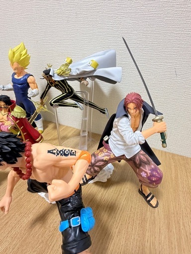 ベジータとワンピースキャラクターフィギュア