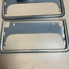 トヨタ デラックスタイプ ナンバーフレーム 2枚セットの画像