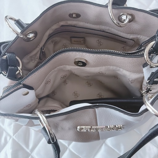 GUESS バッグ   ショルダーバッグ ハンドバッグ