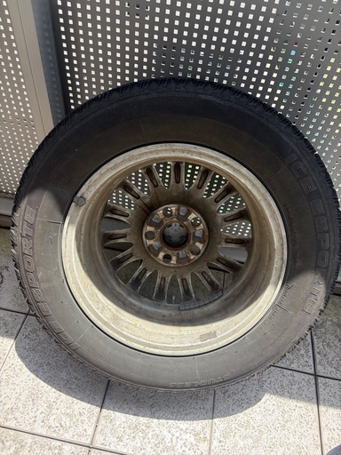 トヨタ純正のアルミホイールとスタッドレスタイヤ（ICE ESPORTE）の4本セット195/65R15