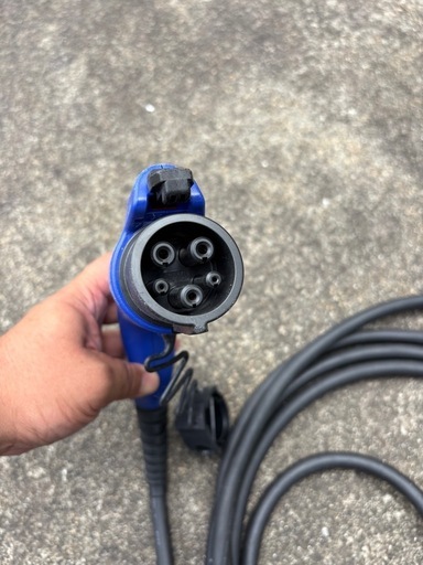 新型プリウス純正充電ケーブル
