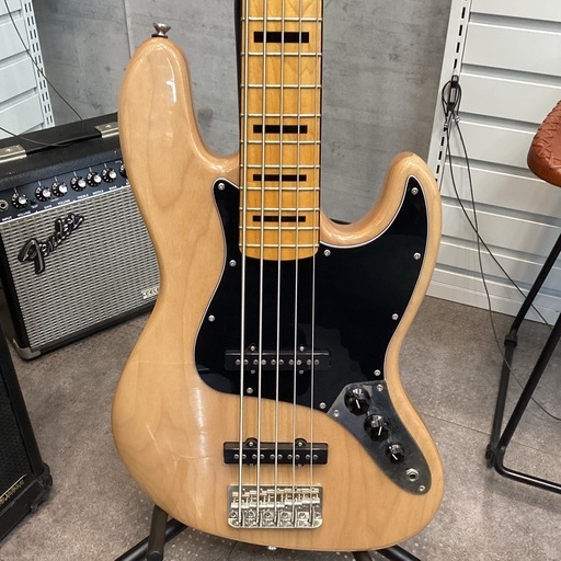 squier by fender　エレキベース