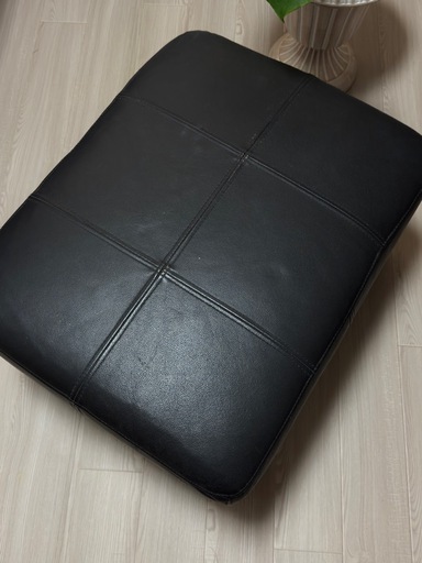 レザー製オットマン