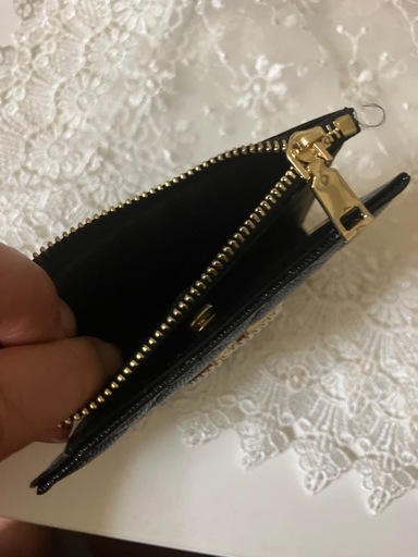 訳あり‼️最終‼️4000円‼️限界突破‼️ノベルティ　　二つ折り財布　黒　　4500円で‼️チャームのおまけ付❣️