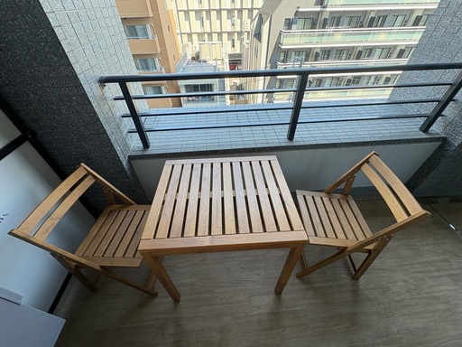 IKEAの屋外用テーブル・椅子2脚セット（クッション付き）