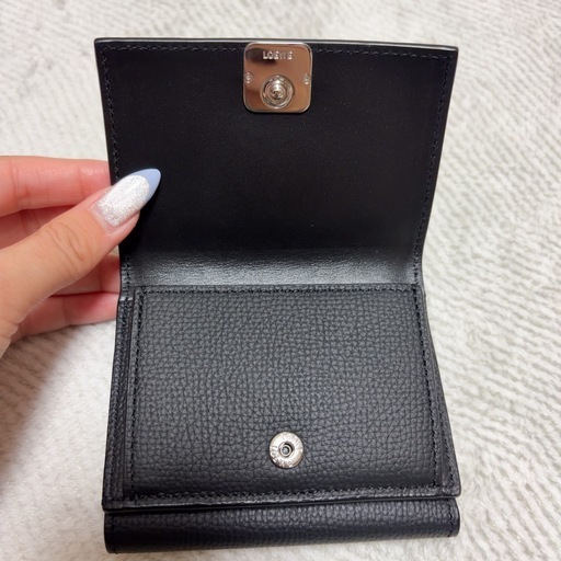 LOEWE アナグラム トライフォールド 黒 アナグラム トライフォールド ウォレット（ペブルグレインカーフ 