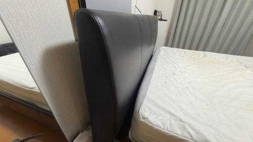ダブルベッド（220cm×150cm、マットレス付き）
