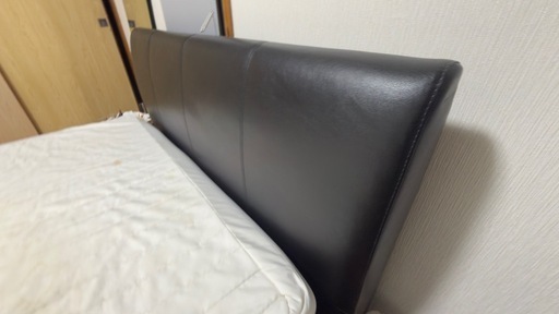 ダブルベッド（220cm×150cm、マットレス付き）