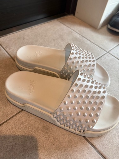 【美品】CHRISTIAN LOUBOUTIN スタッズ レザープールサンダル