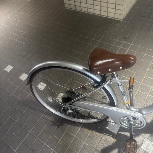 大人用自転車　27インチ　6段ギア  鍵付き、カゴ付き、ライト付き　シルバー