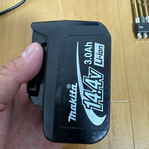 Makita　充電式　インパクトドライバーセット　14.4V　3.0Ah　モデルTD136DRFX　バッテリー充電器付+おまけ