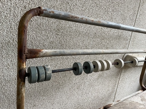 小学校で使われていた、古いベンチ