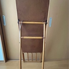 ナチュラルな木製スタンドミラー（姿見）の画像