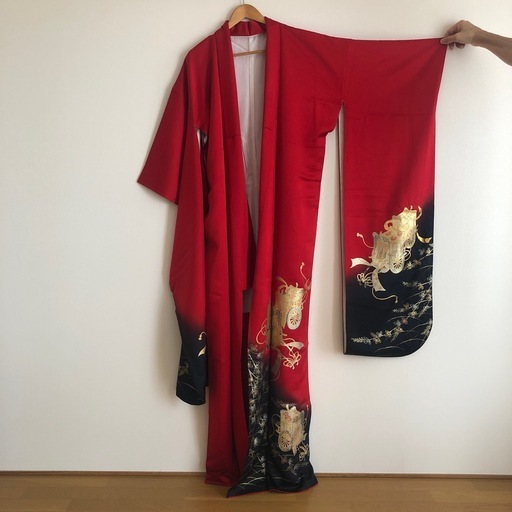 【美品】振袖 赤×黒 御所車 金彩　パールトーン加工済