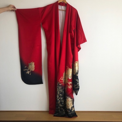 【美品】振袖 赤×黒 御所車 金彩　パールトーン加工済