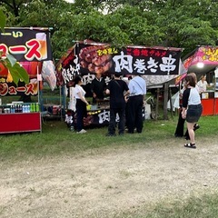 花火大会・お祭りスタッフ募集！楽しく働ける屋台スタッフ  ⸻  仕事内容（そのまま貼り付けOK）  花火大会・夏祭り・イベント会場での屋台販売スタッフ募集です。  主なお仕事は ・接客 ・商品のお渡し ・簡単な調理補助 ・会計 ・片付け  難しい仕事はありません。 初めての方でも一から丁寧にお教えします。  元気よく挨拶ができる方、人と話すことが好きな方歓迎です。  学生・フリーター・Wワーク・未経験者歓迎！ 友達同士の応募もOKです。の画像