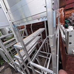 【中古】アルミ製 作業用階段 【一個】4段階手すり付き 踏み台 足場 工事現場 などにの画像