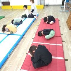 時給1200円～/未経験歓迎/本格的な器械体操の設備あり！子供（２歳～小学生）にマットや跳び箱、鉄棒を教える体操スタッフ募集★正社員も（月給23万～）も同時募集！【松阪市】の画像