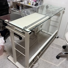 ガラステーブルの画像