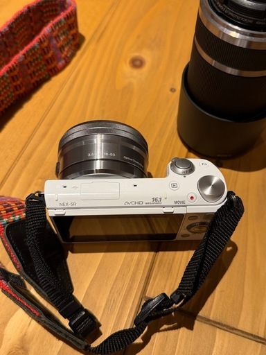 SONY NEX 5R ホワイト ミラーレス一眼 動作確認済み SONY ミラーレス一眼 NEX-5R ホワイト レンズ2本・充電器付き (チョコ