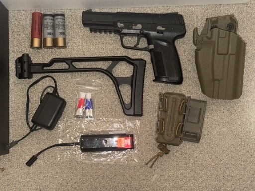 FN5-7 ガスガン ホルスター、予備マガジン付き FN5-7(ガスブローバックガン)、ガンホルスター、マガジンポーチ (Nao