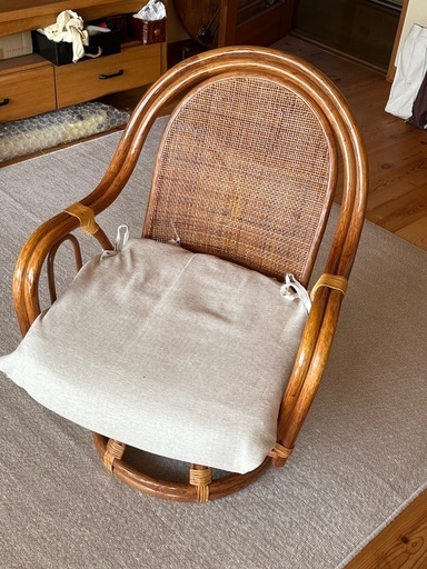 木製　回転座椅子　中古美品　送料込み 籐製回転座椅子 (sam) 秋田の椅子《座椅子》の中古あげます・譲ります