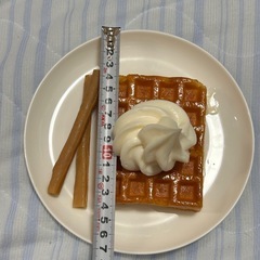 食品サンプル ワッフル ソフトクリーム添えの画像