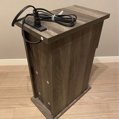 木製サイドテーブルの画像