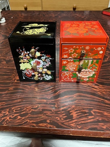 赤黒セット和風小物入れ】鏡付き。セットで500円で売ります (あき