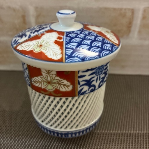 有田焼琴峰窯 蓋付き 湯呑み透かし彫り (ぴょんきち) 笹原の食器《茶器