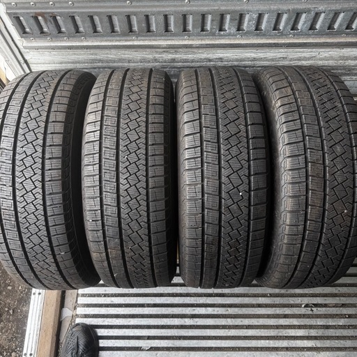 ほぼ新品PIRELLI ICE ZERO 205/60R16 スタッドレスタイヤ2022年製 16