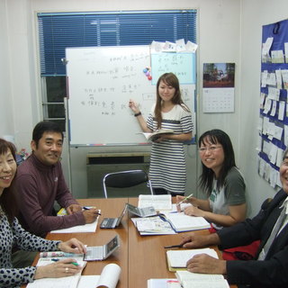 テマセック外語学院。家庭的な雰囲気の中、１クラス２－４人の少人数制で、授業時間はたっぷり６０分取っております。また、講師は外国人ですので授業はすべて英語で行っております。従って上達の速さも違います。授業料は月謝制で月７，３５０円。ぜひ一度無料の体験授業を受けてみて下さい。の画像