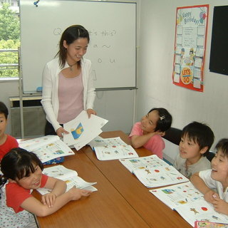 テマセック外語学院。家庭的な雰囲気の中、１クラス２－４人の少人数制で、授業時間はたっぷり６０分取っております。また、講師は外国人ですので授業はすべて英語で行っております。従って上達の速さも違います。授業料は月謝制で月７，３５０円。ぜひ一度無料の体験授業を受けてみて下さい。の画像