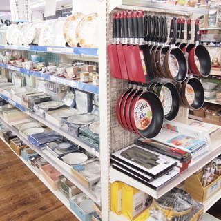 食器、キッチン雑貨など日用品もあります！